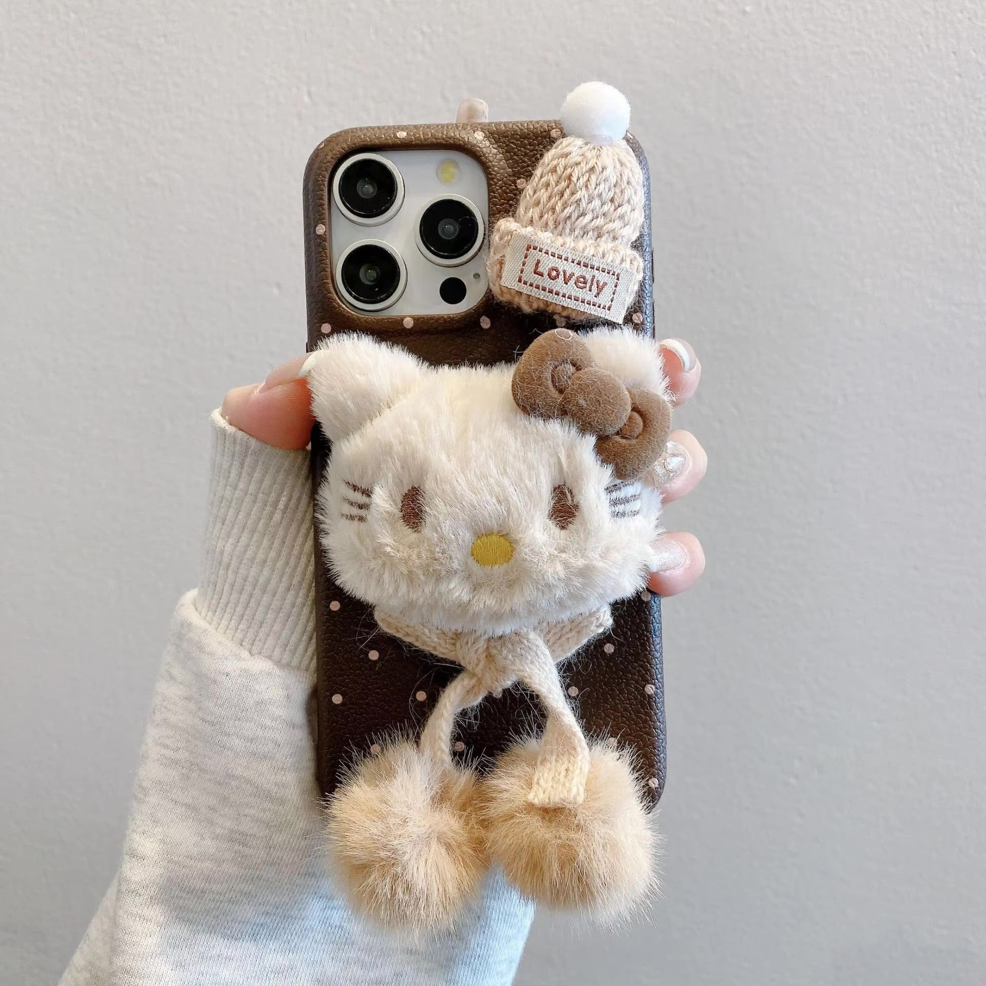 ✨ Plush Kitty Winter Charm Phone Case 🐱❄️📱 with Cozy Pom-Pom Bracelet 🎀🧸
