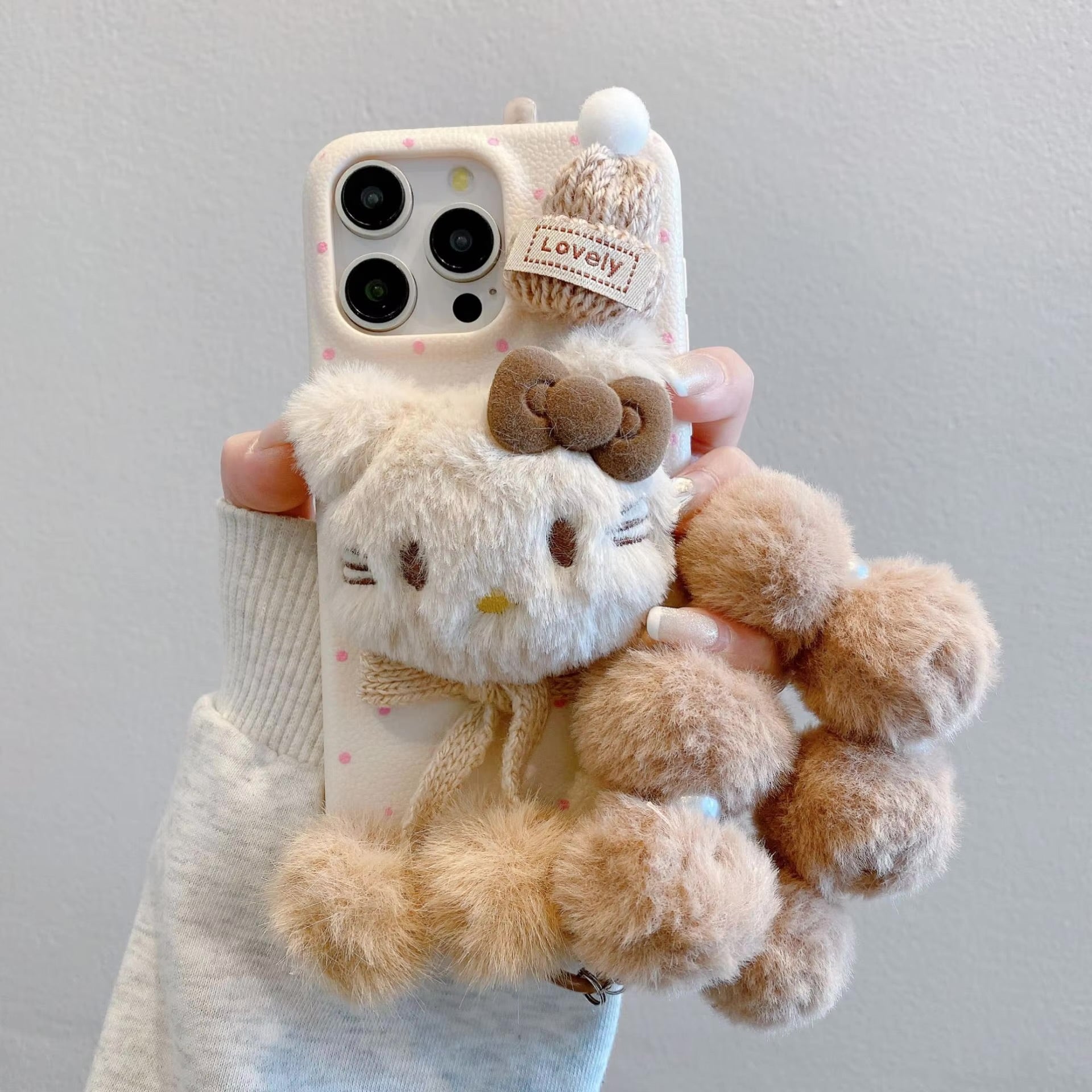 ✨ Plush Kitty Winter Charm Phone Case 🐱❄️📱 with Cozy Pom-Pom Bracelet 🎀🧸