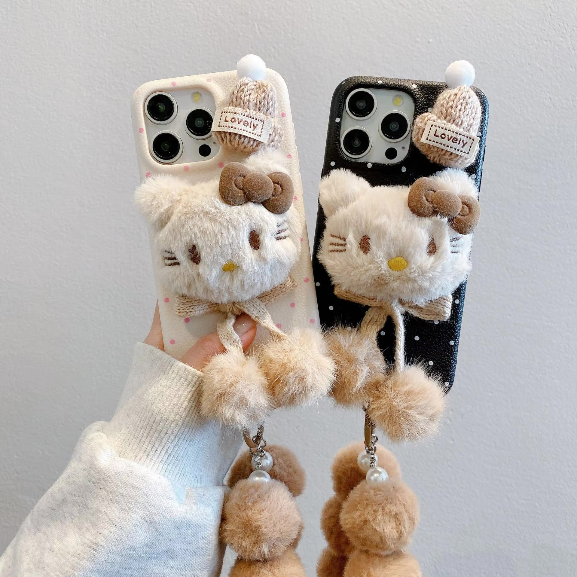 ✨ Plush Kitty Winter Charm Phone Case 🐱❄️📱 with Cozy Pom-Pom Bracelet 🎀🧸